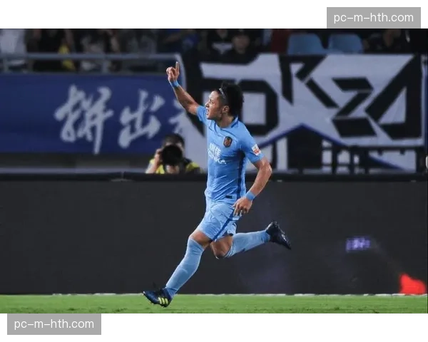 特写：39岁老将汪嵩替补登场，创中国足球顶级联赛最年长出场纪录。